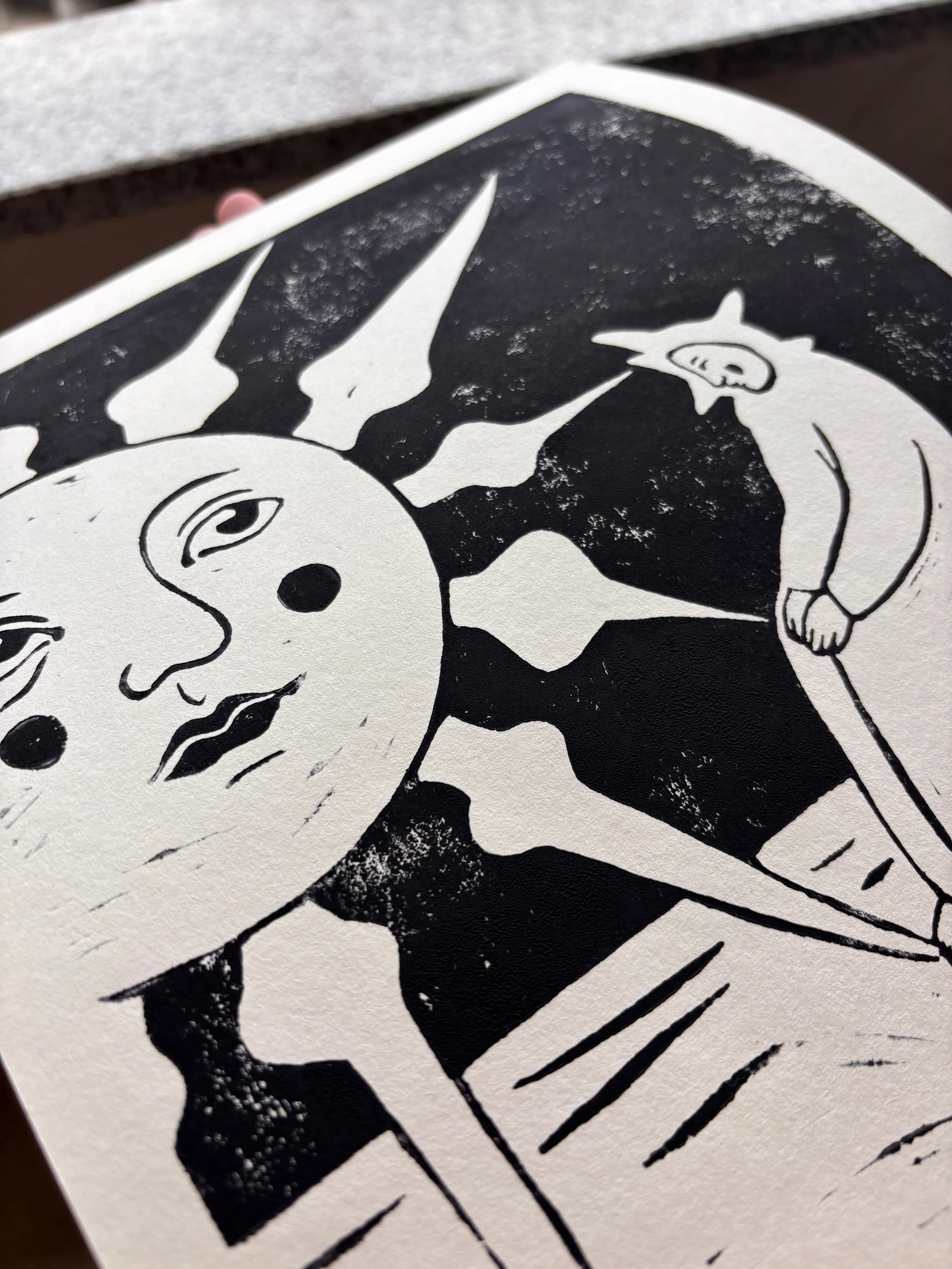 Image of Я не горюю. by Diana Ruban , size: 30x21 см, made of Папір, темперна фарба, Graphics medium, from Грузія, part of the Linocut, graphics series, priced at $150 Photo 4 of 6.